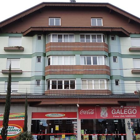 Lindo apartamento no centro de Canela Exterior foto